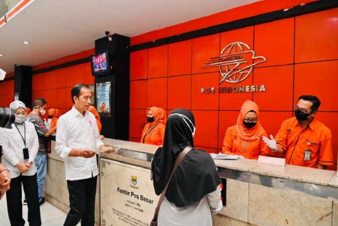
 Penyaluran Bantuan Subsidi Upah di Kantor Pos