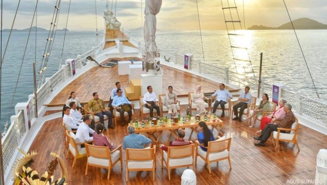 
 Jokowi bersama kepala negara ASEAN menikmati sunset di Labuan Bajo. (Foto: Fotografer Kepresidenan Agus Suparto)