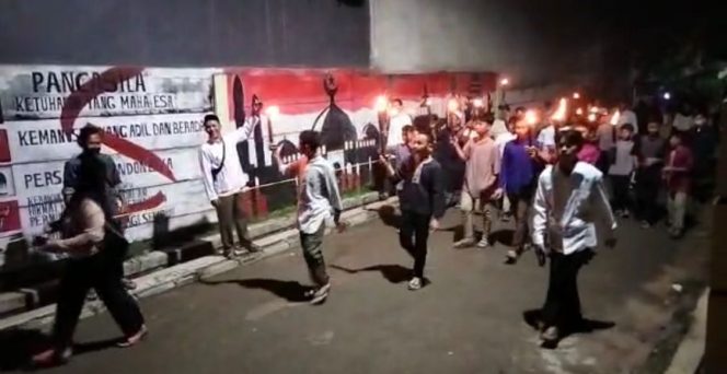 
 Tradisi Pawai Obor RT 012 RW 01 Cipedak Warnai Malam Tahun Baru 1 Muharam 1445 H