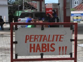 Berdasarkan regulasi Euro 4, BBM mesin bensin minimal RON 91 tetapi Pertalite saat ini RON 90. (ANTARA FOTO/JOJON)
