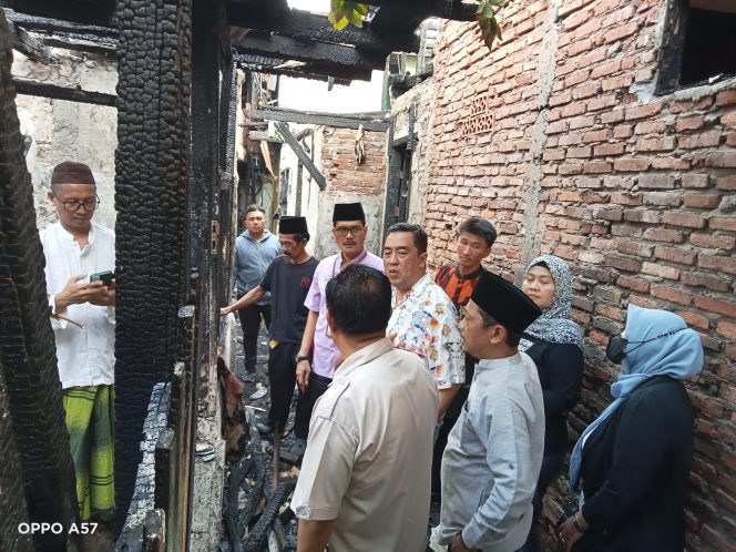 
 Forum RT RW Jakarta Pusat Serahkan Bantuan Kebakaran di RT 04 RW 02 Gunung Sahari Utara