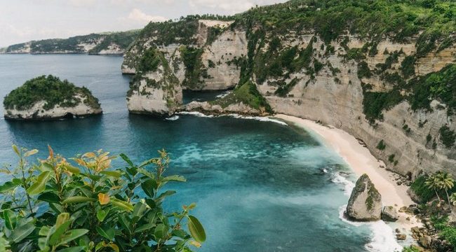Diamond Beach di Nusa Penida, Bali. (iStockphoto/Oleh_Slobodeniuk)
