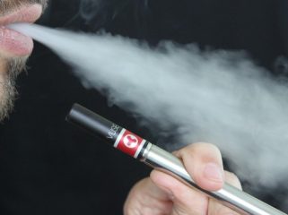 Ilustrasi. WHO mendesak seluruh negara melarang vape dengan perasa dan memperlakukannya seperti rokok. (lindsayfox/Pixabay)