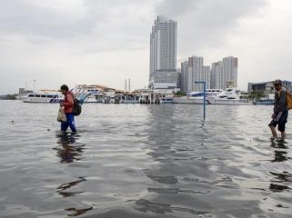 Dermaga Kali Adem Muara Angke, Jakarta Utara, terendam banjir rob, beberapa waktu lalu. Jakarta jadi salah satu kota metropolitan yang terancam tenggelam. (SAFIR MAKKI)