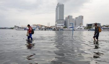 Dermaga Kali Adem Muara Angke, Jakarta Utara, terendam banjir rob, beberapa waktu lalu. Jakarta jadi salah satu kota metropolitan yang terancam tenggelam. (SAFIR MAKKI)