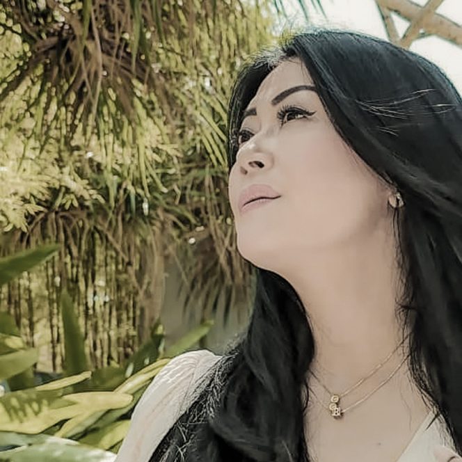 
 “Mengalah” oleh Rere ReinaPerjalanan Perasaan yang Mendalam tentang Pengorbanan dan Cinta.