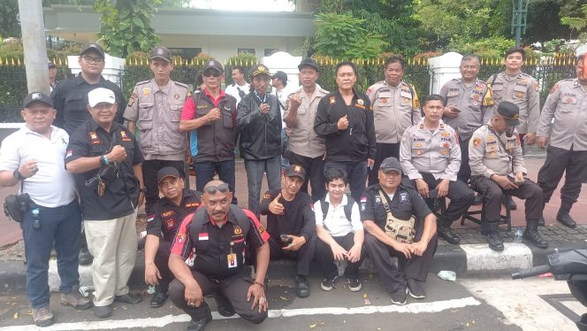
 Pokdarkamtibmas Sektor Jagakarsa Ikuti Perayaan HUT Bhayangkara Ke-78 Di Monas