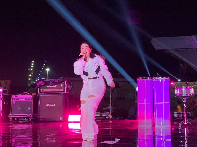 
 Mida DMD dan Hafiza Amalia Memeriahkan Tahun Baru 2025 di Silang Monas
