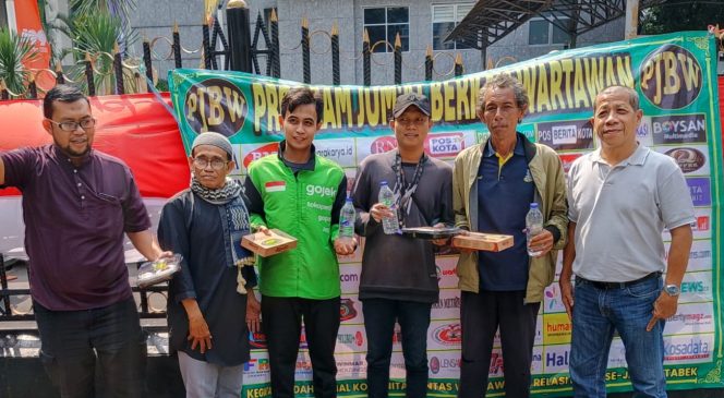
 Gandeng Satpol PP Jatinegara, Jumat Berkah Wartawan Tebar Kepedulian Sosial & Ikut Warnai HUT ke-499 Jakarta
