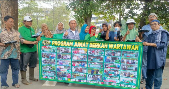 
 Sambangi Masjid dan Warga Cileungsi Kidul Bogor, Jumat Berkah Wartawan Didoakan Supaya Terus Berbagi