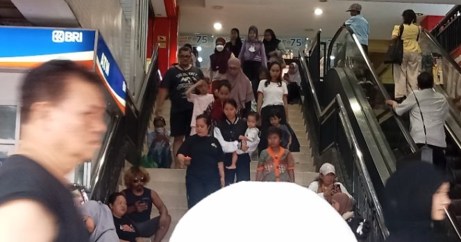 
 Jelang Tahun Ajaran Baru, Pasar Kebayoran Lama Dipadati Orang Tua dan Siswa Berburu Perlengkapan Sekolah