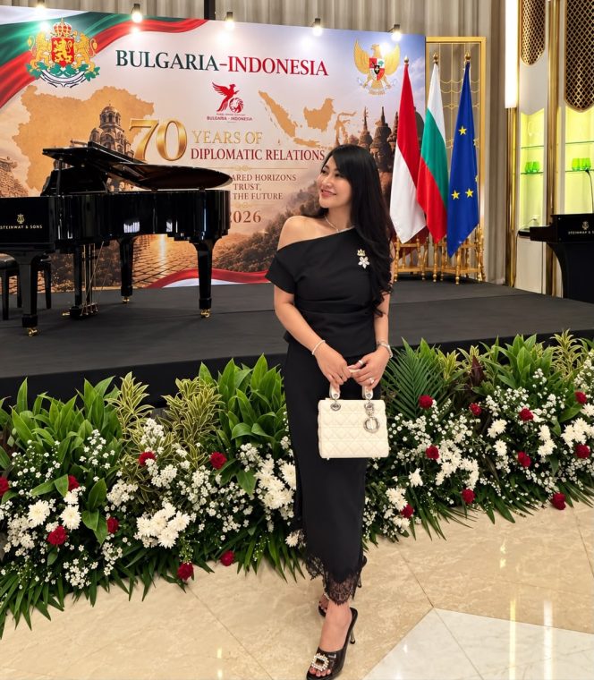 
 Renee Partina (Budayantara) Hadir dalam Balutan Gaun Hitam di Perayaan 70 Tahun Hubungan Bulgaria–Indonesia