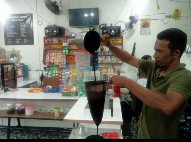 
 Warkop Aceh Bang Nazar, Menyeruput Cita Rasa Tanah Rencong di Bawah Flyover Bukit Duri, Kampung Melayu
